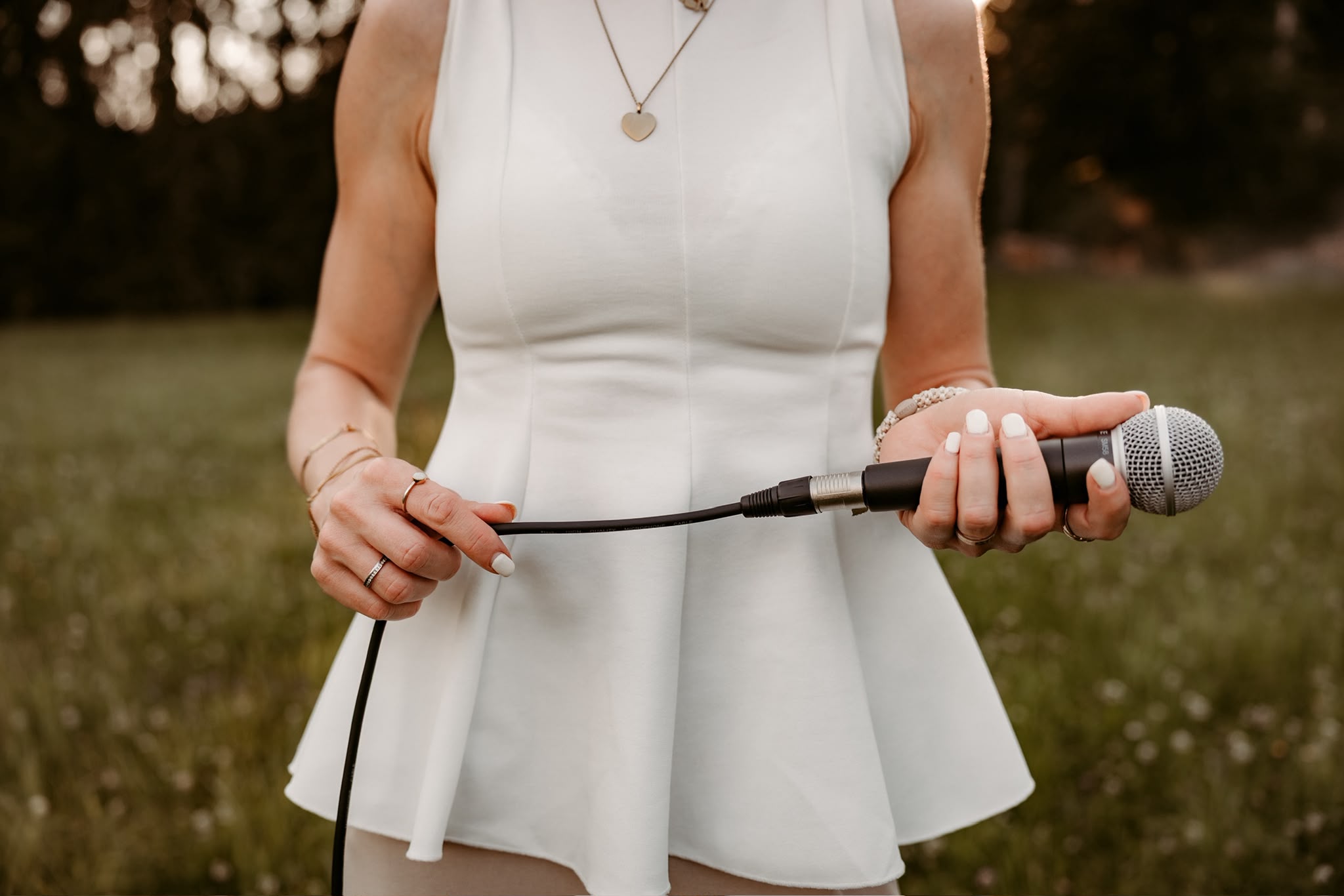 Nicole mit Mikrofon – Detailaufnahme