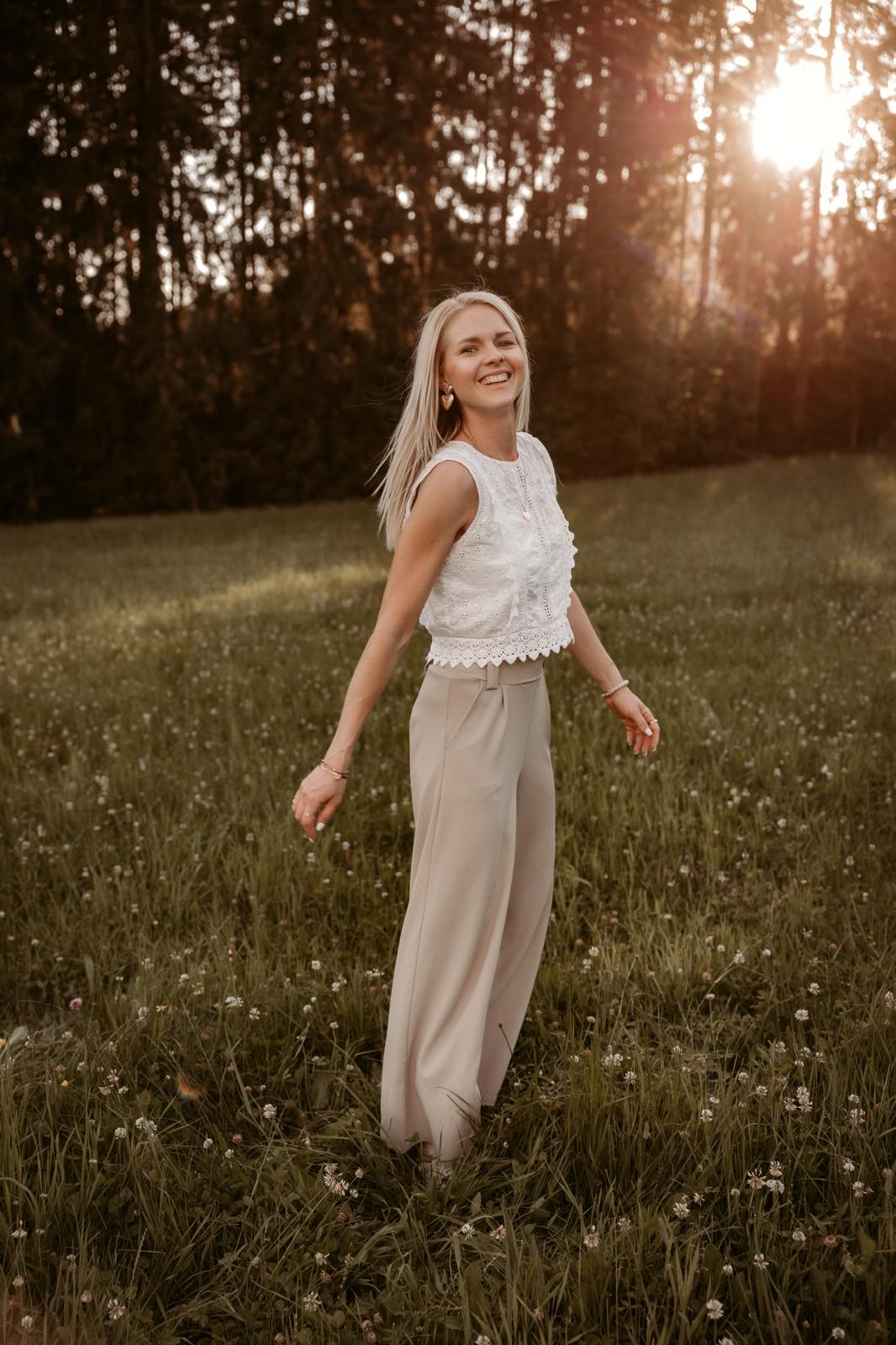 Nicole auf der Blumenwiese