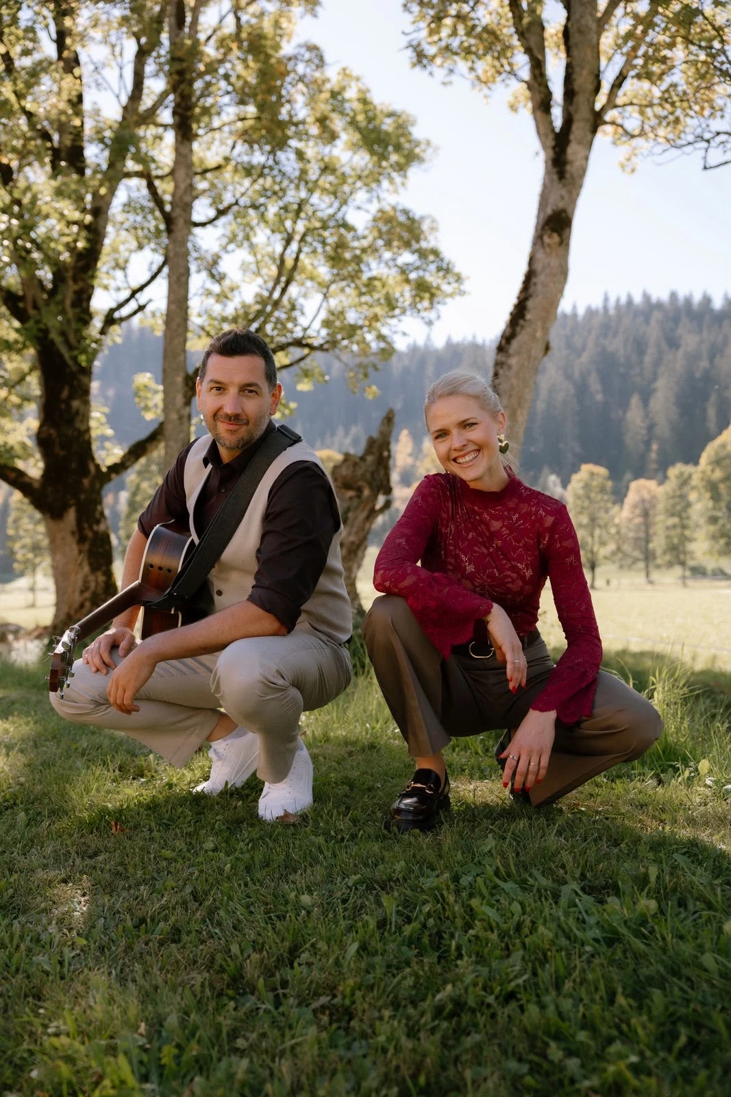 Nicole & Manuel mit Akustikgitarre auf einer Almwiese